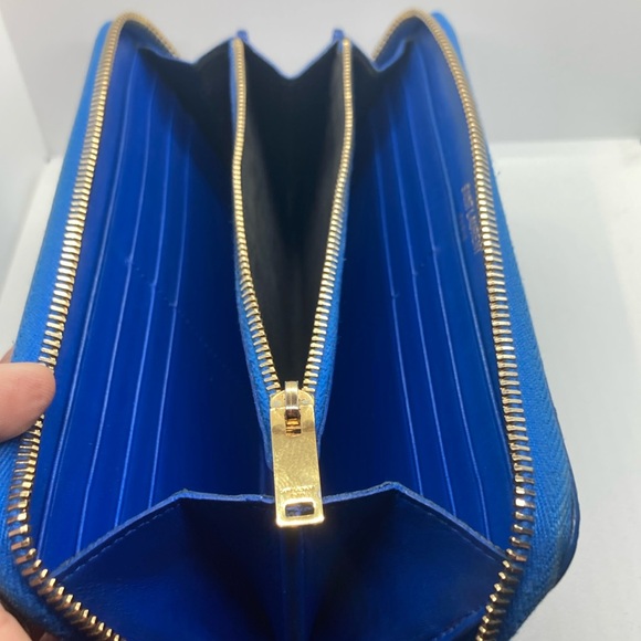 Yves Saint Laurent Rive Gauche Blue Leather Zip Around Wallet - Picture 3 of 12